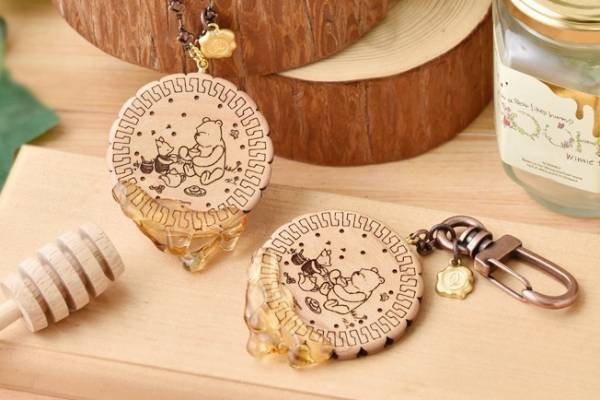 Q-pot.「くまのプーさん」サクサクビスケットの新作アクセサリー、とろ～りハチミツを飾って