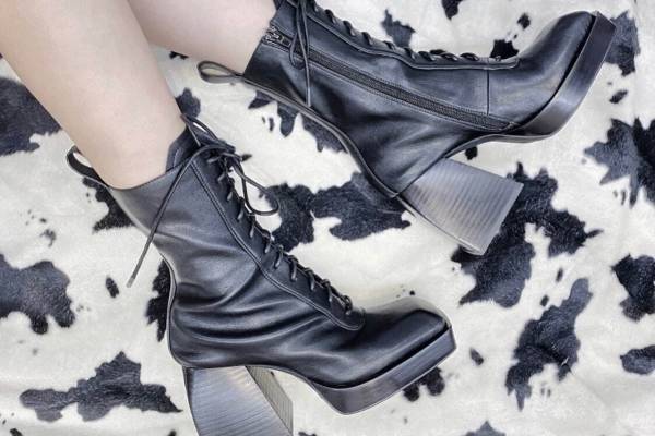 ジェフリーキャンベル“チャンキーヒール×スクエアトゥ”のブーツ、レースアップやロング丈で