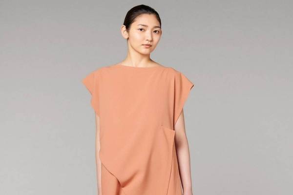 132 5. イッセイ ミヤケの新作“封筒”から着想したドレスやスカート、“包む”という所作に着目