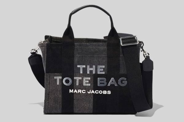 マーク ジェイコブスの「ザ トート バッグ」デニム素材バッグ、新色ブラックが仲間入り