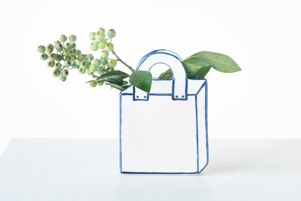 “旅”着想のバッグ型花瓶「はこぶかびん」陶芸家マリアンヌ・ハルバーグ×瀬戸焼、小物入れとしても活躍