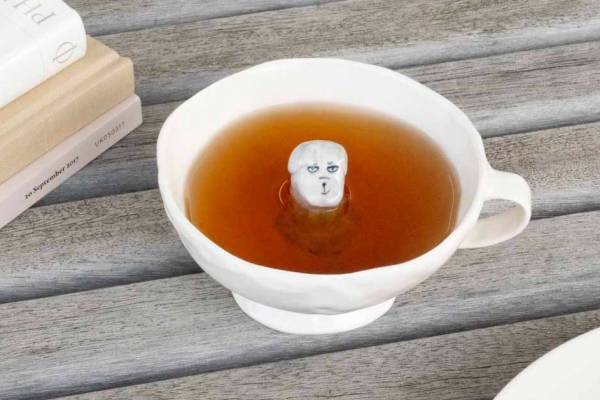 犬の“テリア”が顔を出す陶器のティーカップ、エレオノール・ボストロムから