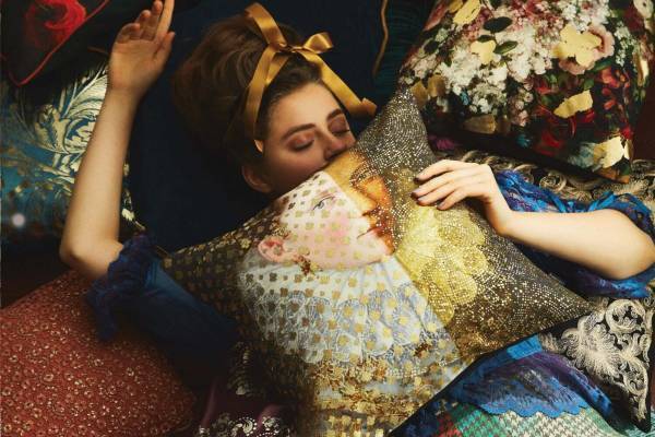 フランフラン“奇妙な博物館”を表現したアートなインテリア、名画のクッションカバーやオブジェ