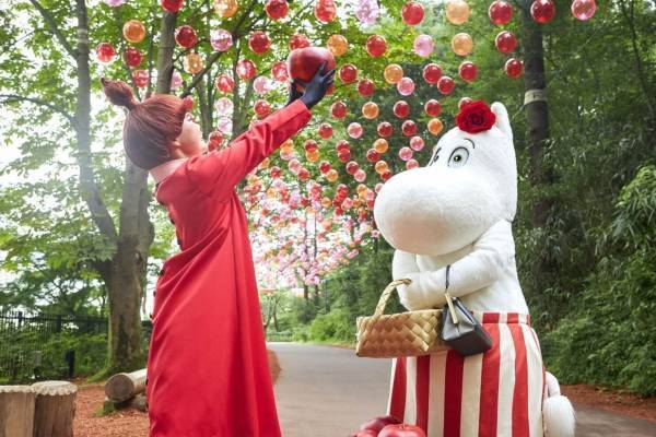 ムーミンバレーパークの秋イベント、空中に浮かぶ“ベリー”着想のバルーンアートが登場