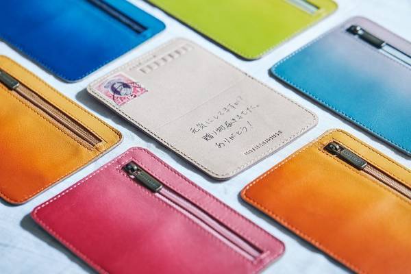 「革のハガキ」メッセージを書いて“贈り物”も入れられる革製ハガキ、桜花や萌黄などグラデカラー5種