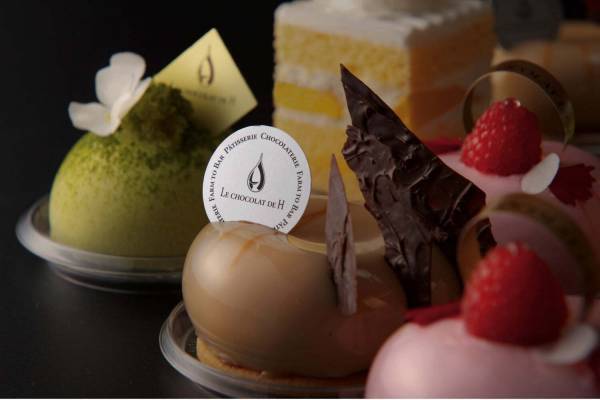 ル ショコラ ドゥ アッシュ 銀座本店のプチガトー、バニラ＆国産はちみつ使用ショコラケーキなど