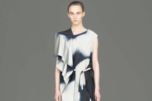 イッセイ ミヤケ“月影にかすむ大輪の花”を表現したほぐし絣の新作、“円”シルエットのワンピースも