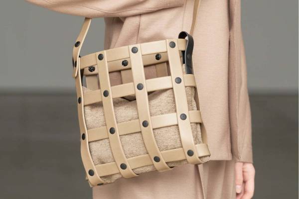 イッセイ ミヤケ新作“螺旋に折りたためる”格子状バッグ「スパイラルグリッド」