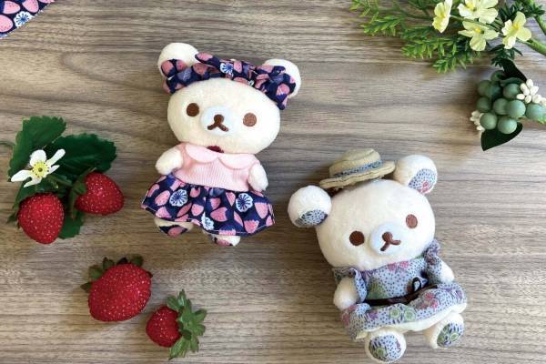 コリラックマ×北欧発キッピスがコラボ、いちご＆野の花柄テキスタイルのぬいぐるみキーホルダーなど