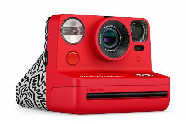 キース・へリングのポラロイドカメラがMoMAデザインストアで、ポップアートをボディ全体に
