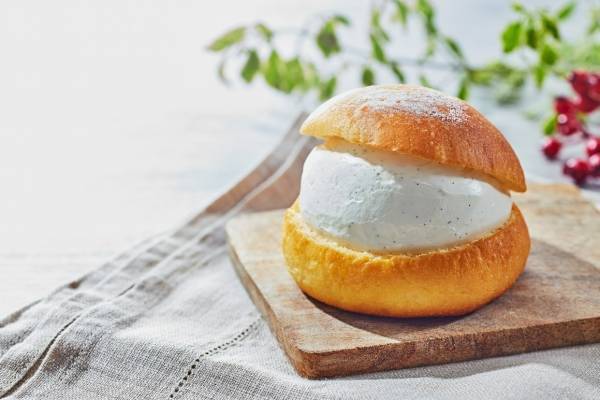 ローソンの“ご褒美スイーツ”新作、ヘーゼルナッツチョコ入りふんわりマリトッツォ