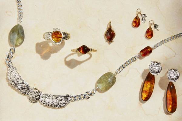 アガット、岩手県久慈市の琥珀を使ったリングやネックレスなど新作ジュエリー