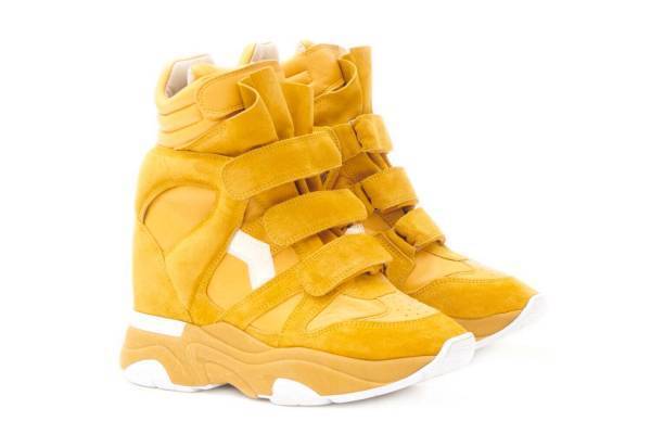 イザベル マランの新ウェッジスニーカー、10cmヒールのボリューム感×異素材ミックス