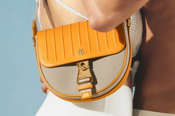 リモワ新ショルダーバッグ“グルーヴ”加工レザー×上質キャンバス素材のクロスボディ