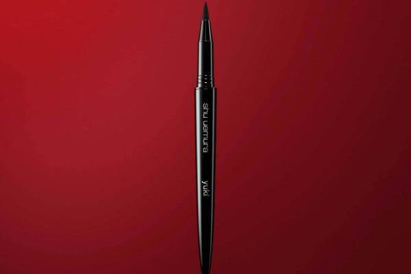 シュウ ウエムラ“書道”にインスパイアされた「カリグラフィック アイライナー」漆着想の艶感パッケージ