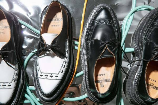 sacai×ジョージコックス“厚底”ダブルソールシューズ、アッパーに「ギブソン」など採用