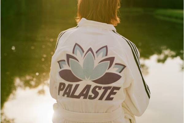 パレス スケートボード×アディダス オリジナルス“陰陽太極図”入りタイダイジャケットやヨガマット