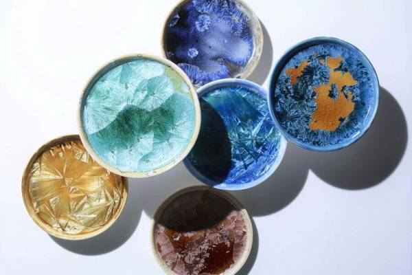 “まるで宝石”ジャン・ピエール・コヒュートの陶器が横浜高島屋に、結晶化が生む“1点もの”のプレート