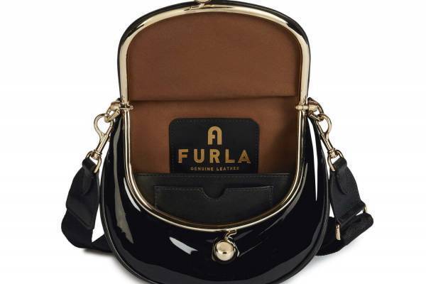 フルラ21年秋冬の新クロスボディバッグ「ポルタジョイア」“がま口”フラップ×上品レザー