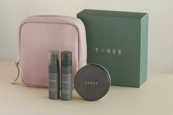 THREE「ミニサイズ」ベースメイクコフレ、新作ルースパウダーもプチサイズに