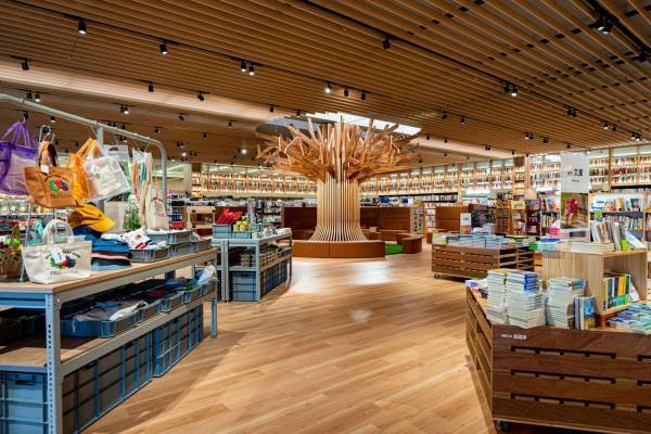 富山県初「ツタヤ ブックストア」本&カフェで"くつろぎ"の読書時間、雑貨やキッズスペースも