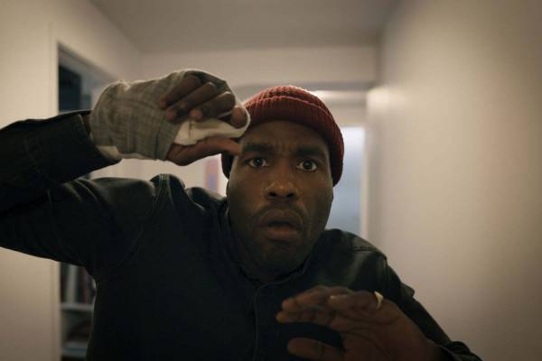 映画『キャンディマン』鏡に名前を唱えると現れる“鉤爪の殺人鬼”の物語、92年公開のホラー作品が復活