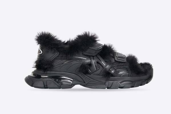 バレンシアガのスニーカーライン「トラック」にフェイクファーを施した新作サンダル