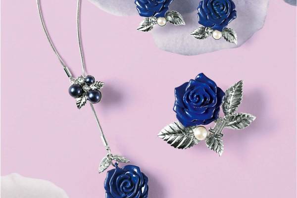 ランバン オン ブルー“ブルーの薔薇”主役のネックレス＆ピアスなど、艶めくパールを添えて