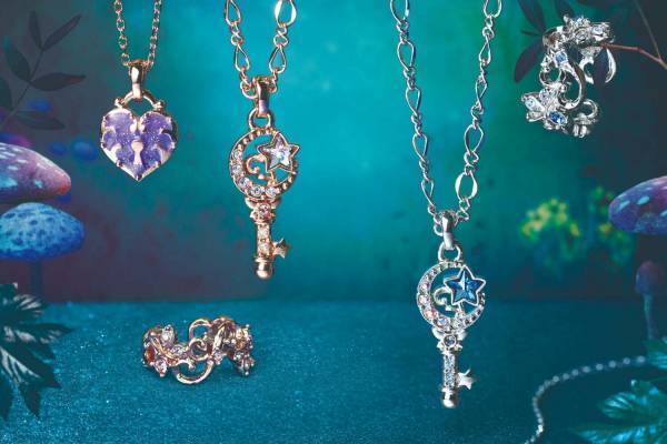 アナ スイ“ラッキーモチーフ”の限定アクセサリー、星が輝く鍵＆ハート南京錠のネックレスとイヤーカフ