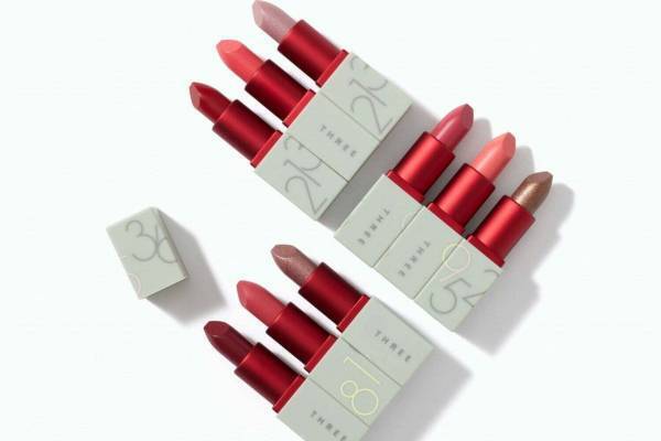 THREE21年クリスマスコフレ、“ラッキーナンバー”付きミニスティックコフレ＆メタリックネイル