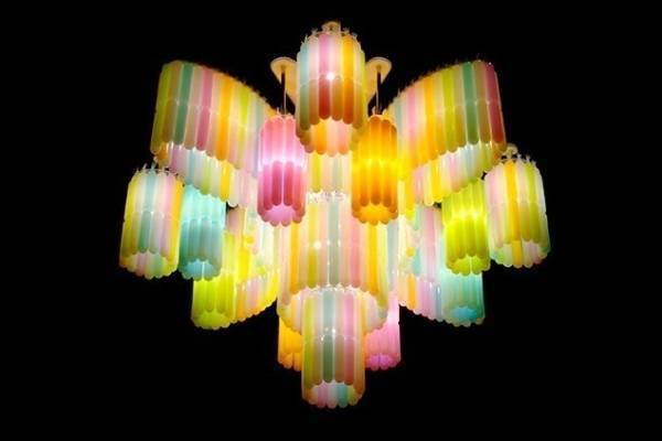 プロダクトデザイナー・清水久和の展覧会が長崎県美術館で、“チューチュー”アイスのシャンデリアなど