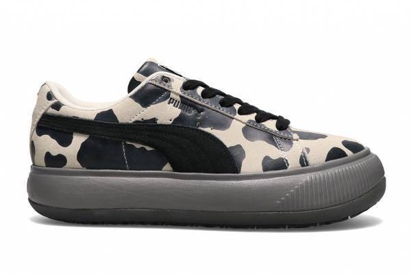 アトモス ピンク×プーマの厚底スニーカー「スウェード マユ」“ウシ柄”アッパーにアレンジ