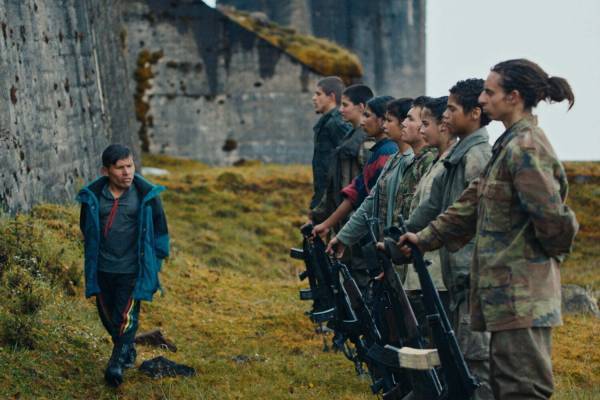 映画『MONOS 猿と呼ばれし者たち』コロンビアの内戦、極限の状況を生きる少年少女兵の狂気