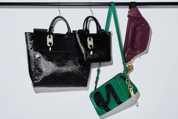 ディーゼル新作アイコンバッグ「モノグラム」ロゴ刻印メタルチャーム付きボストン＆トートバッグ