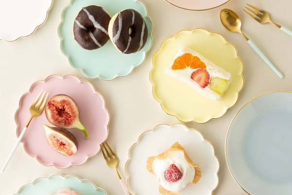 フランフラン“花びら型”のパステル色テーブルウェア、アフタヌーンティー用ティースタンドも