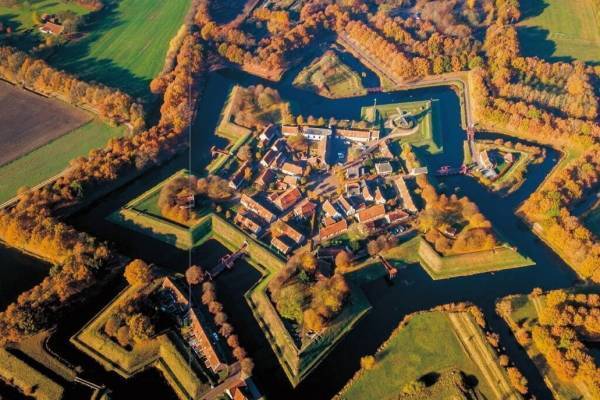 書籍『世界の不思議な街の空から』オランダ“星形要塞”や水の都・ヴェネツィアなど不思議な街を空撮