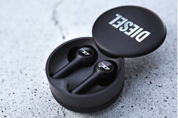 ディーゼル初のトゥルーワイヤレスイヤホン、シルバーメタリックロゴの充電ケース付き