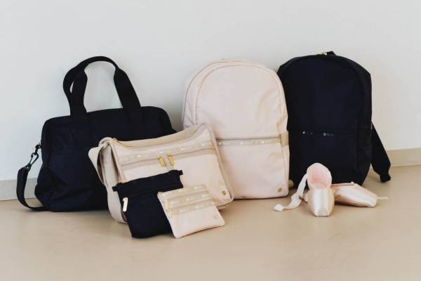 レスポートサック×チャコット“バレエモチーフ”のバッグ＆ポーチ、トゥシューズピンクの裏地で