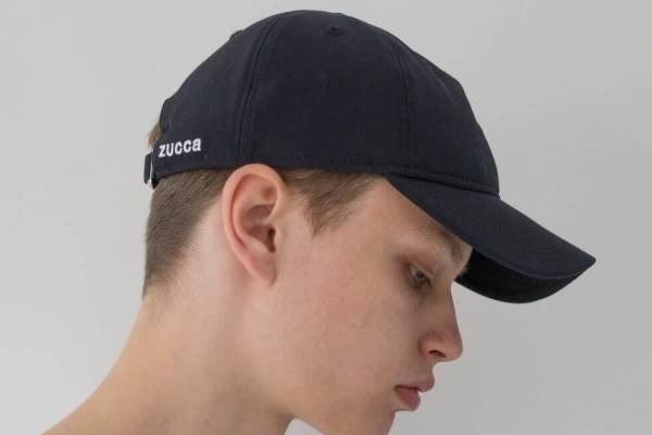 ズッカ×ニューエラ、ロゴ刺繍配した「9THIRTY」キャップやプリントTシャツ