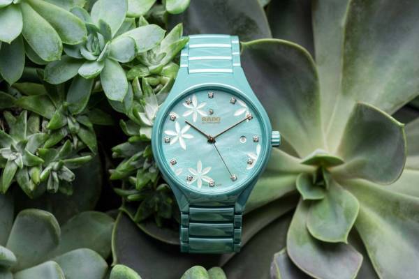 “ジャスミンが咲く”ラドーの新作腕時計、鮮やかなターコイズと神秘的なブラック
