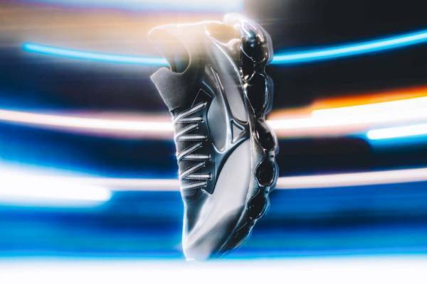 ミズノの空山基デザインスニーカーに新色ブラック、“宙に浮く”ような空洞＆半透明ソール