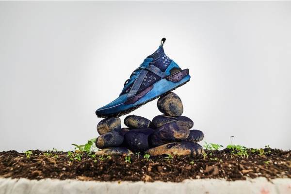 ナイキ“地下足袋”スニーカー「ISPA ドリフター」徳島の藍師が染色した限定インディゴカラー