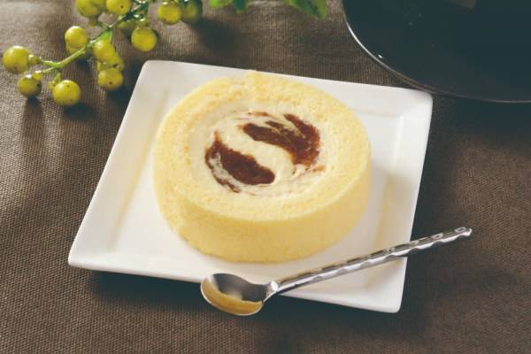 ローソンのウチカフェ×八天堂の“ラム酒香る”カスタード×ラムレーズンのロールケーキ＆たい焼き