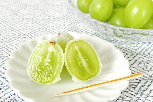 共楽堂の人気菓子「ひとつぶのマスカット」にシャインマスカット「晴王」をまるごと求肥で包んだ限定品