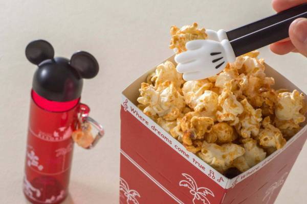 東京ディズニーリゾートの新作ポップコーングッズ、ミッキーハンドトングや『ふしぎの国のアリス』バケット