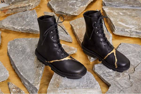 トリッペン“金継ぎ”着想シューズ、割かれたアッパーから金が覗くダービーシューズやブーツ