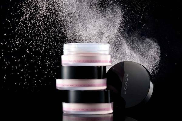 SUQQU「スムース マット ルース パウダー」薄紅梅色フェイスパウダーが叶える“大人のマット肌”