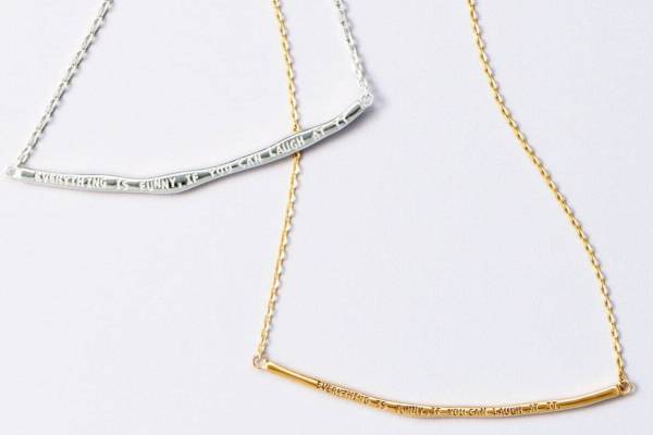 ノジェス新作“お守り”ジュエリー、ポジティブメッセージを刻印したバーネックレス