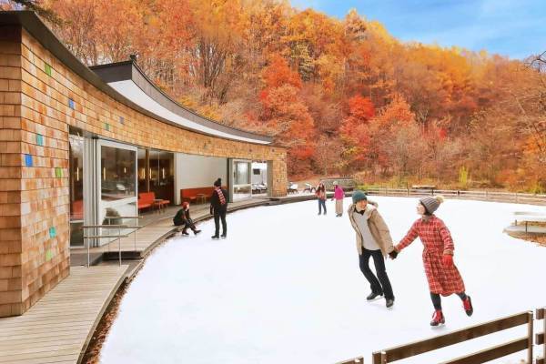 軽井沢星野エリア「ケラ池スケートリンク」“紅葉”を眺めながらスケート体験、カフェラテやココアも