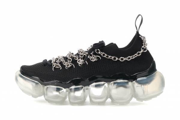 リミ フゥ×グラウンズの“ぷっくりソール”スニーカー、シルバーチェーンをレイヤード